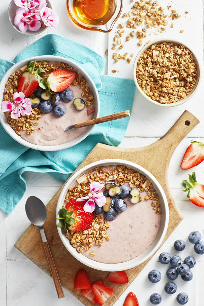 STRAWBERRY BREAKFAST SMOOTHIE BOWL Recipe Image